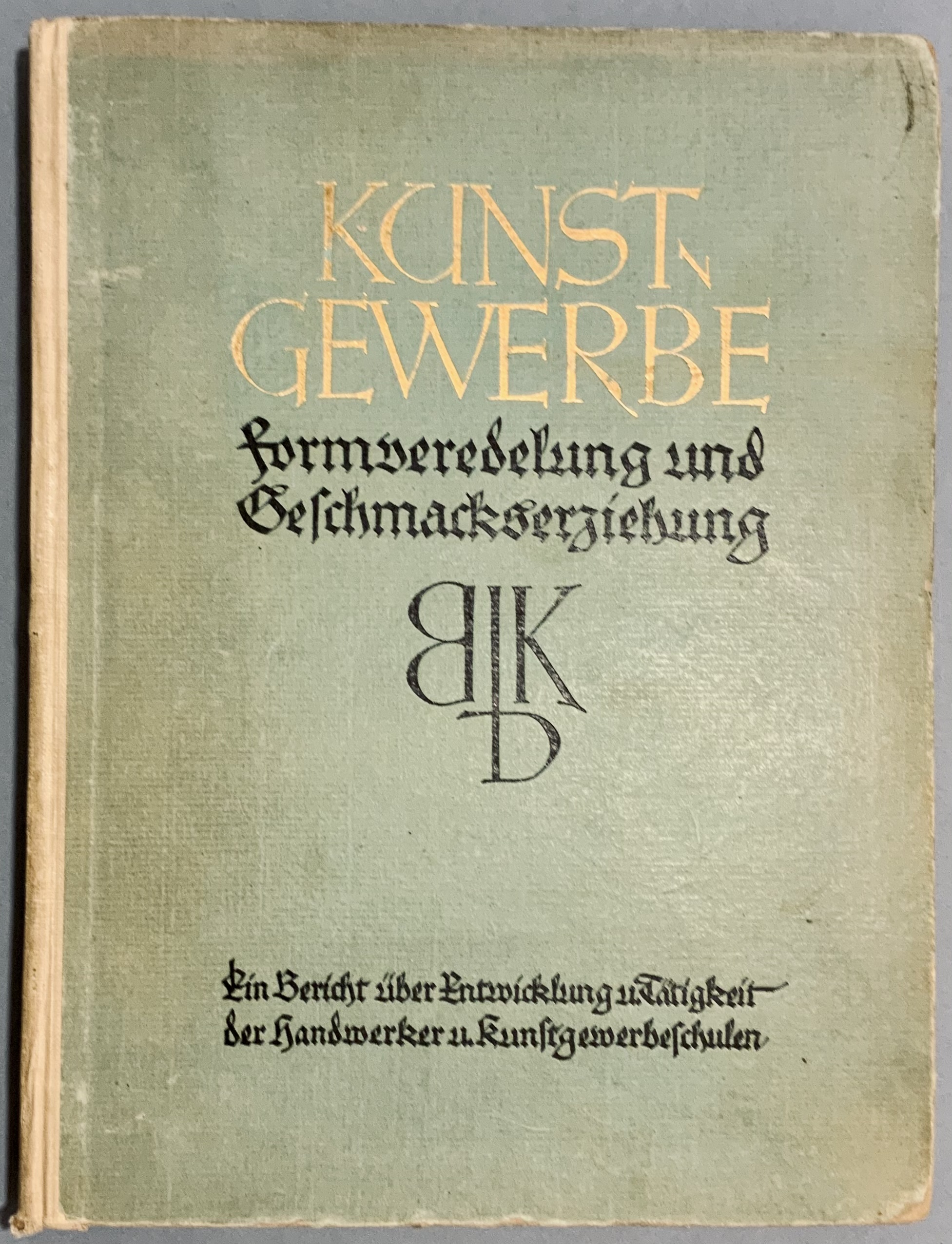 Kunstgewerbe. Ein Bericht über Entwicklung und Tätigkeit der Handwerker - u. Kunstgewerbeschulen  in Preussen.